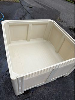 Macro Bin for wine grapes and fermenting