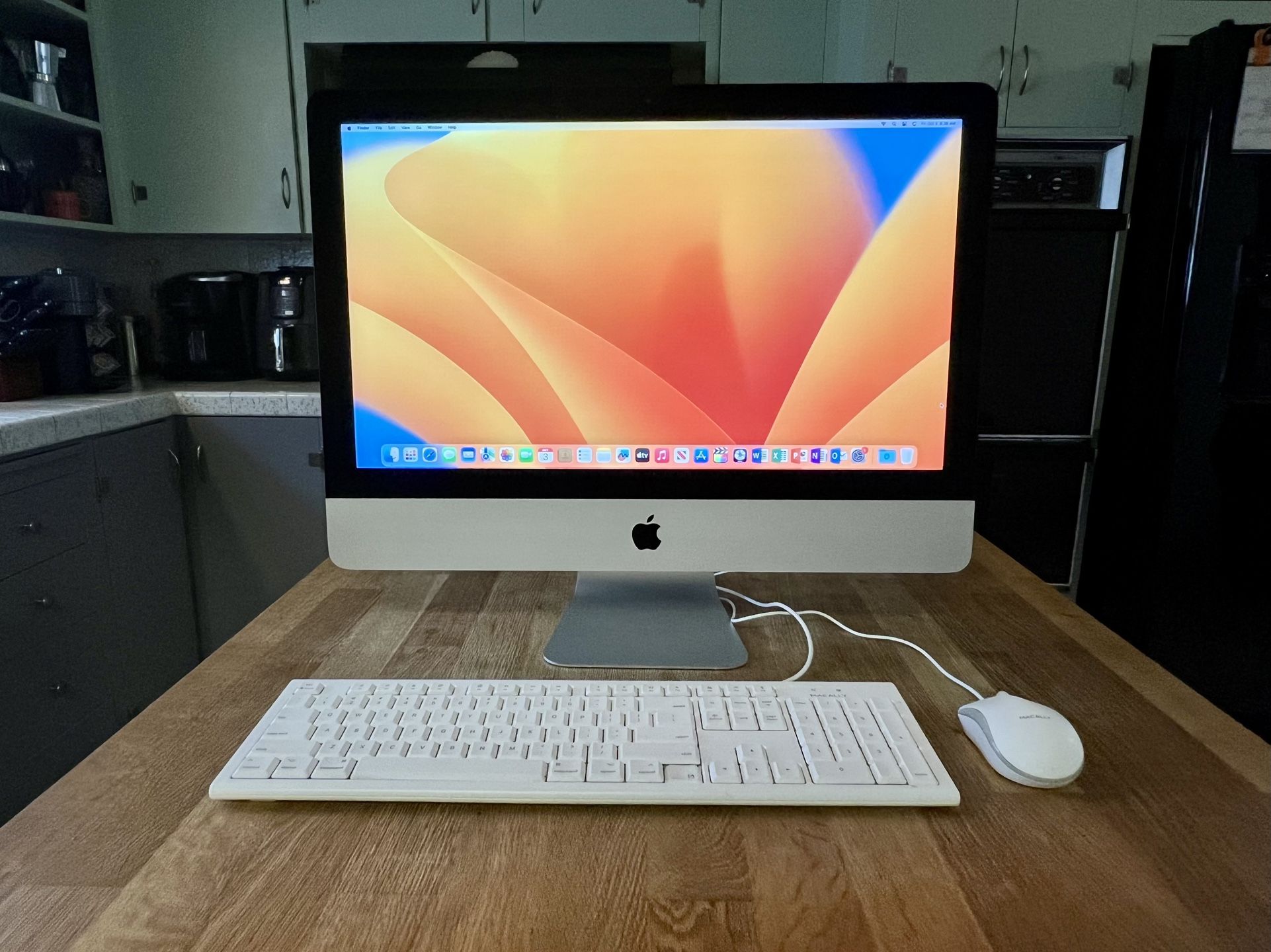 Apple iMac 21.5 Inch Retina 4K - Intel i5 Quad-Core / 16GB Memory / 1TB Hard Drive / Final Cut Pro, Logic Pro + MS Office / OS Ventura