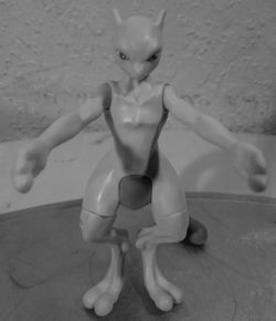 MEWTWO Pokémon figurine
