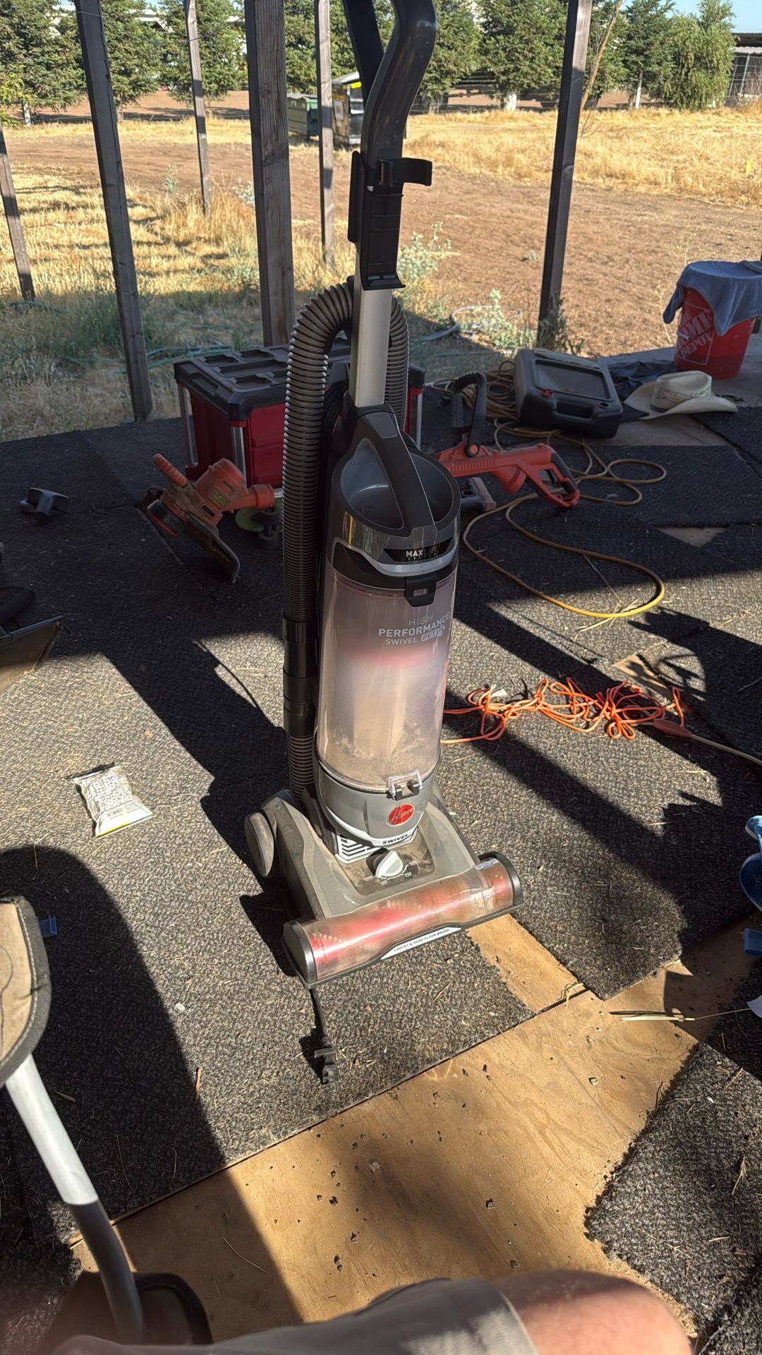 Swivel vacuum cleaner