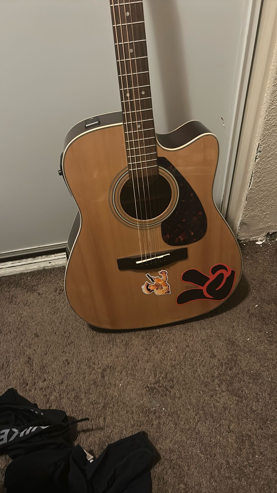 Yamaha FX335C Dreadnought Acoustic-Electric Guitar Natural