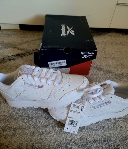 New Women Sneakers Size 7.5 Reebok