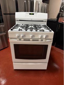 Kenmore 5-burner gas stove in perfect working condition. Delivery and installation available with a 3-month warranty.