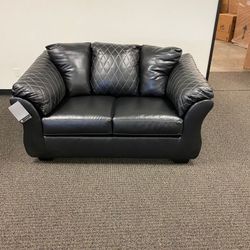 Betrillo Black Loveseat