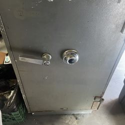 Heavy Duty Safe 22x22x40