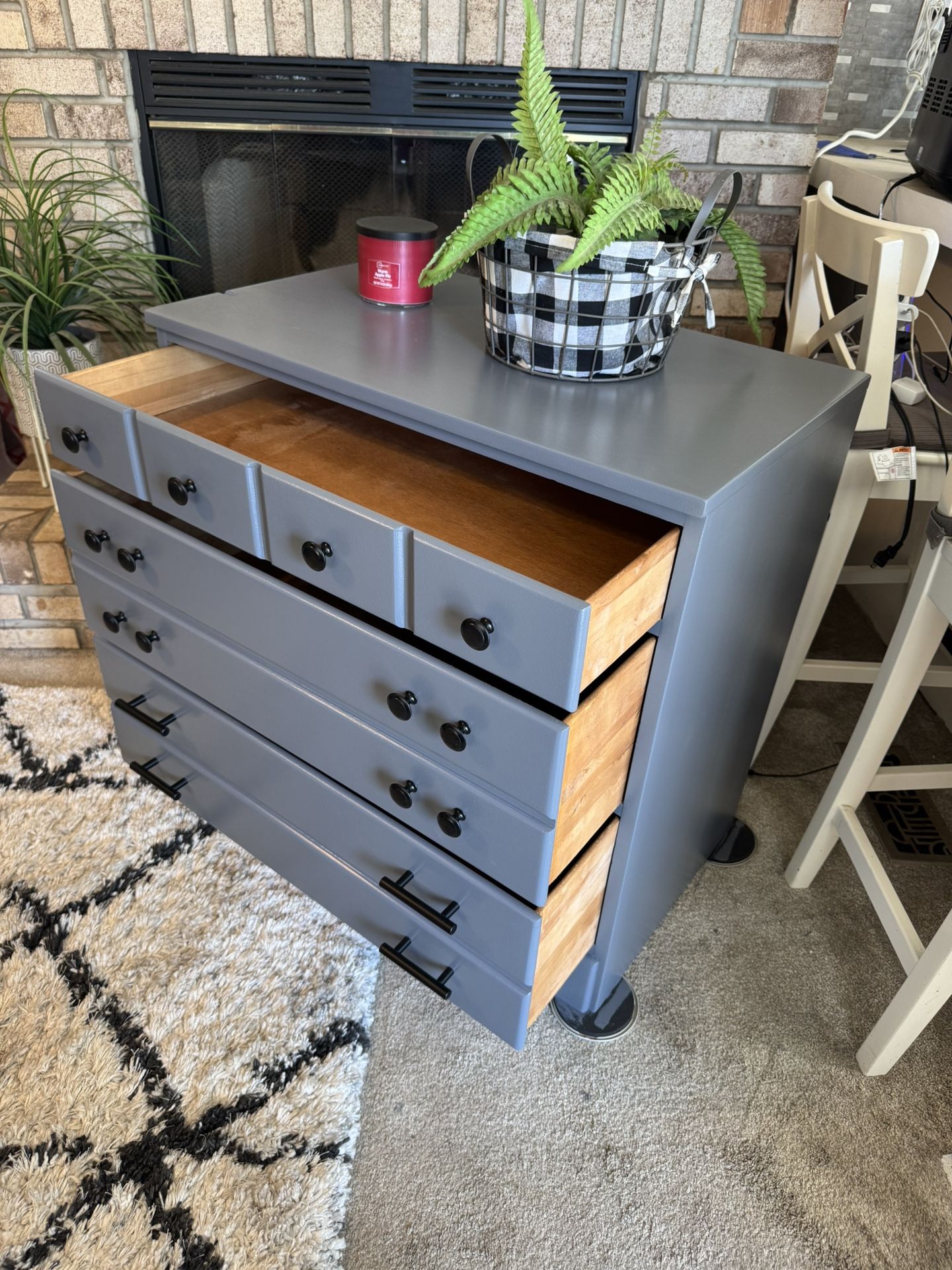 ✨✨ SUPER CUTE SOLID WOOD SMALLER DRESSER BY JOHN M SMITH✨✨