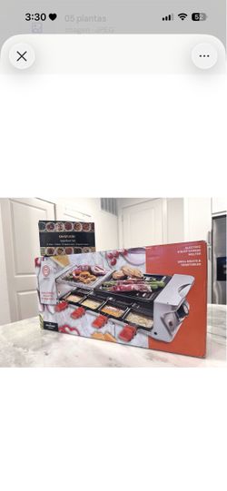 Español: Raclette eléctrica para 8 personas con parrilla y set de aperitivos incluido. English: 8-Person Electric Raclette Grill with Tabletop Grill a