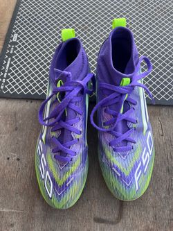Youth soccer cleats