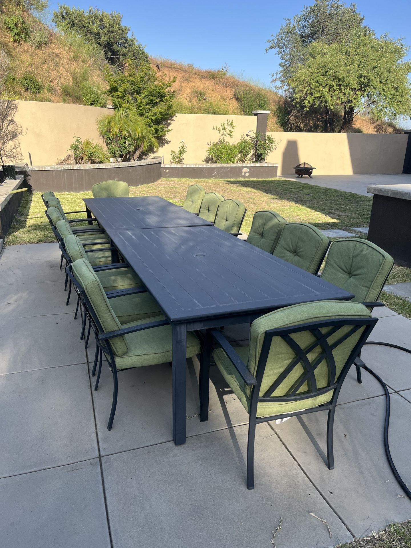 Outdoor Dining Set / Patio Dining Set 44 Pieces Like New