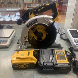 Dewalt DCS565 20V Max Circular Saw W/ Battery & Charger 