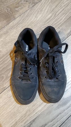 Boys black Converse shoes size Y3