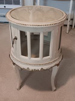 Vintage - Style Round Glass Display Tea Table/ Bar Vitrine