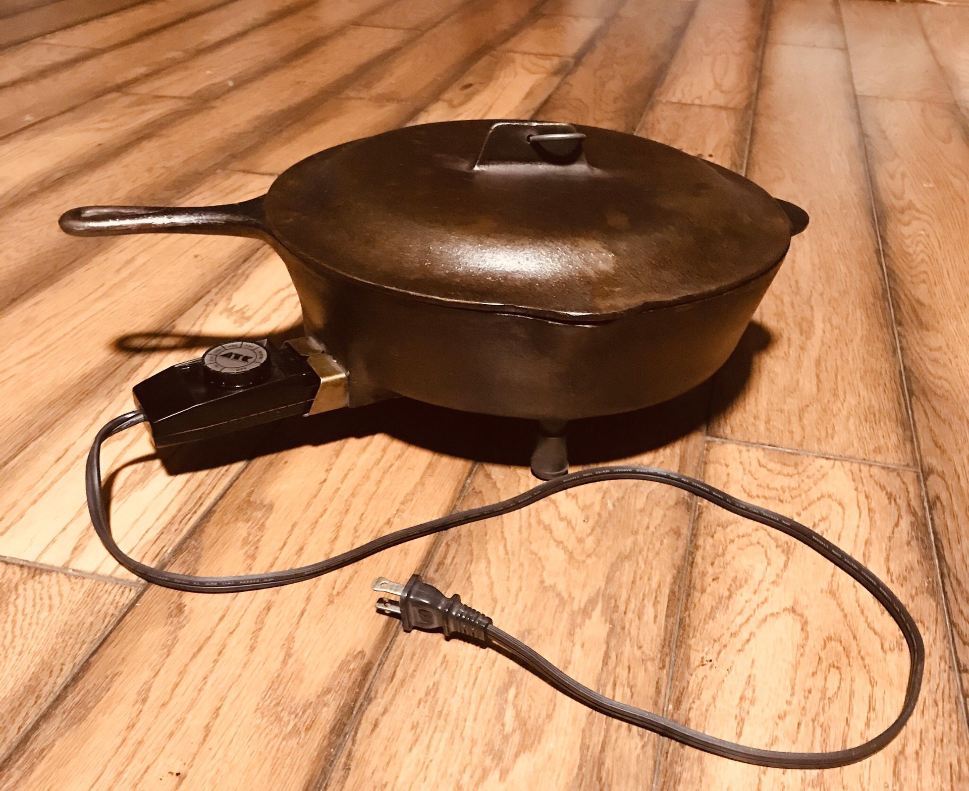 Vintage 1950's Electric Cast Iron Skillet with self basting lid! (Model