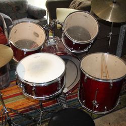 Grove Percussion Drum Set 