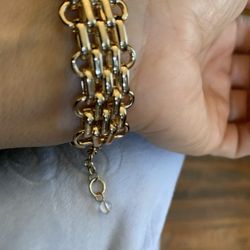 Vintage gold-tone mesh link bracelet with a secure clasp.
