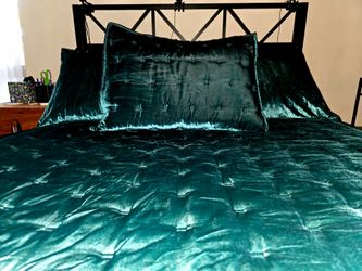 Title: Full Size Black Metal Bed Frame w/ Headboard & Footboard – Excellent Condition