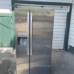 Stainless steel works great no ice maker or water everything else works we sell all the time