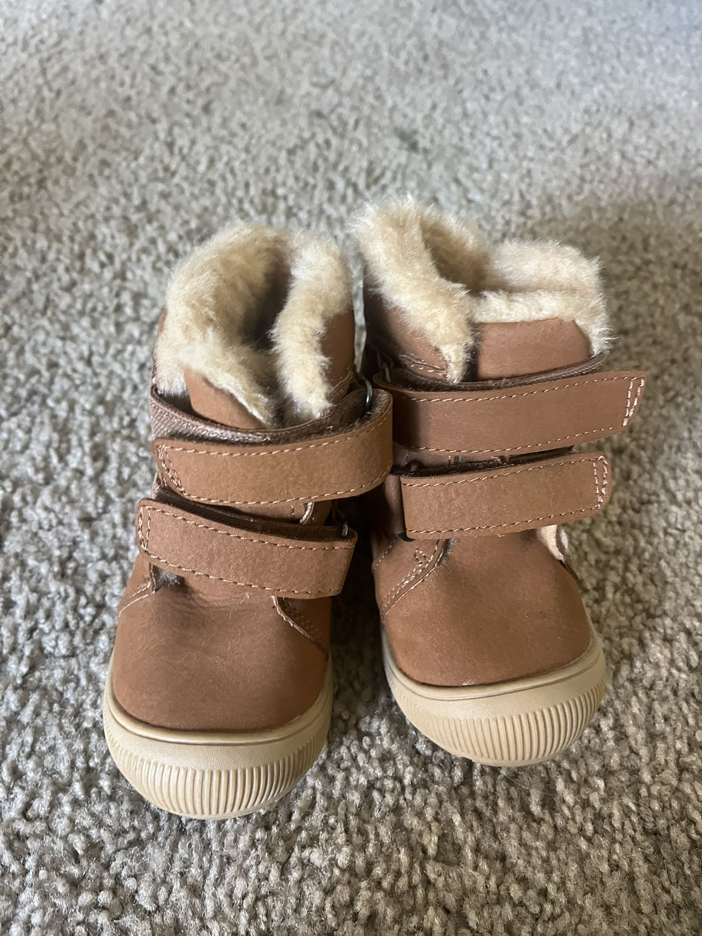 Cat And Jack snow boots Size 5