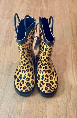 New with tags - Girls size 9/10 leopard print with sparkles on the black parts rainbows