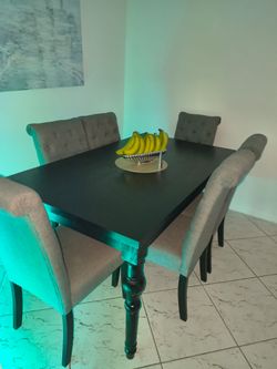 Mesa de comedor de madera oscura con 6 sillas tapizadas
