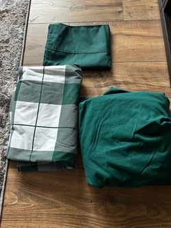 Hunter Green twin sheet set lightly used excellent condition.