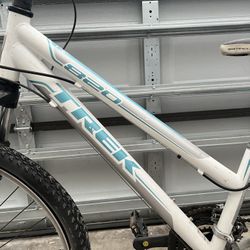 24" Ladies Purple Magna 21 Speed Bike / Trek 820 WSD