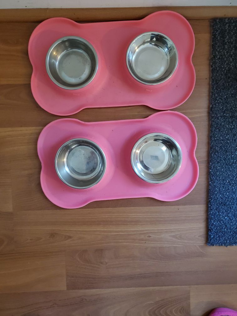 2 like new dog bowls with mats