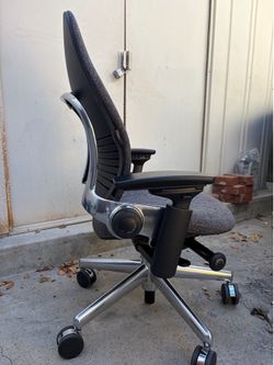 Steelcase leap v2 chairs Polished aluminum base with grey wool