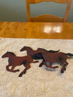 Metal running horses 3 d wall art hanging. Hook on back. Can be spray painted. 15 x 7 “ Southwest.