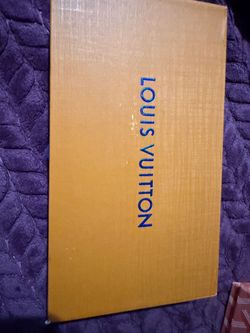 Long wallet with box. SEE PICTURE.