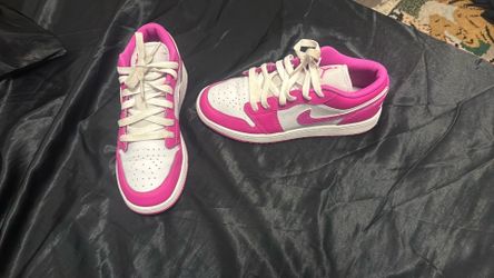 Pink and white air Jordan’s size 4 kids youth