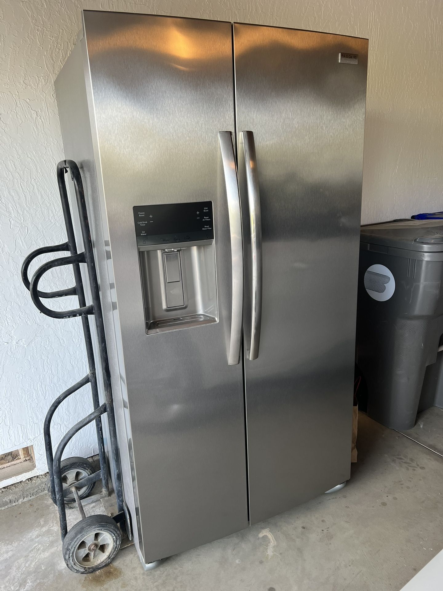 FRIGIDAIRE REFRIGERATOR