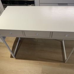 3 drawer Table