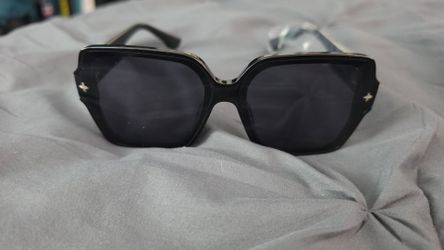 Black square sunglasses