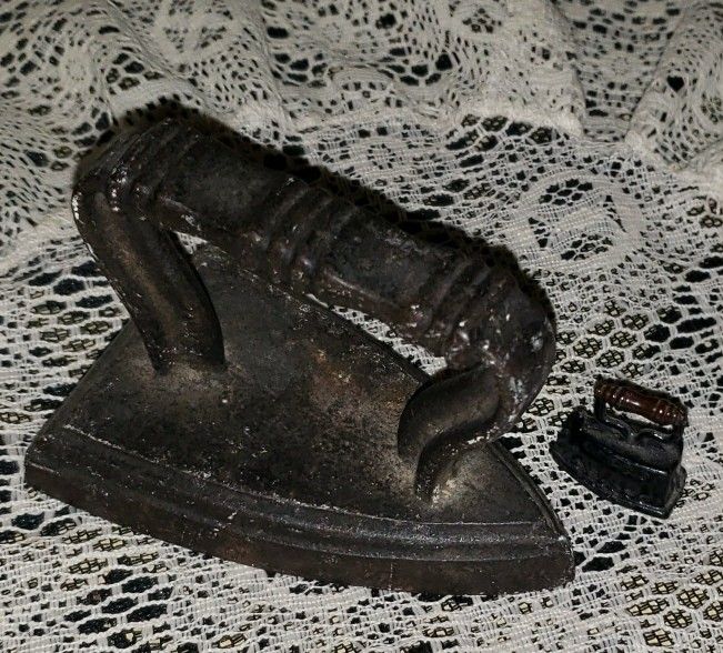 X2 VINTAGE MINI WROUGHT CAST IRON METAL ANTIQUE CLOTHE IRON COLLECTABLES TABLE DECOR SET