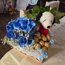Flower arrangements with home knitted snoopy