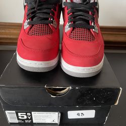 Air Jordan 4 toro bravo