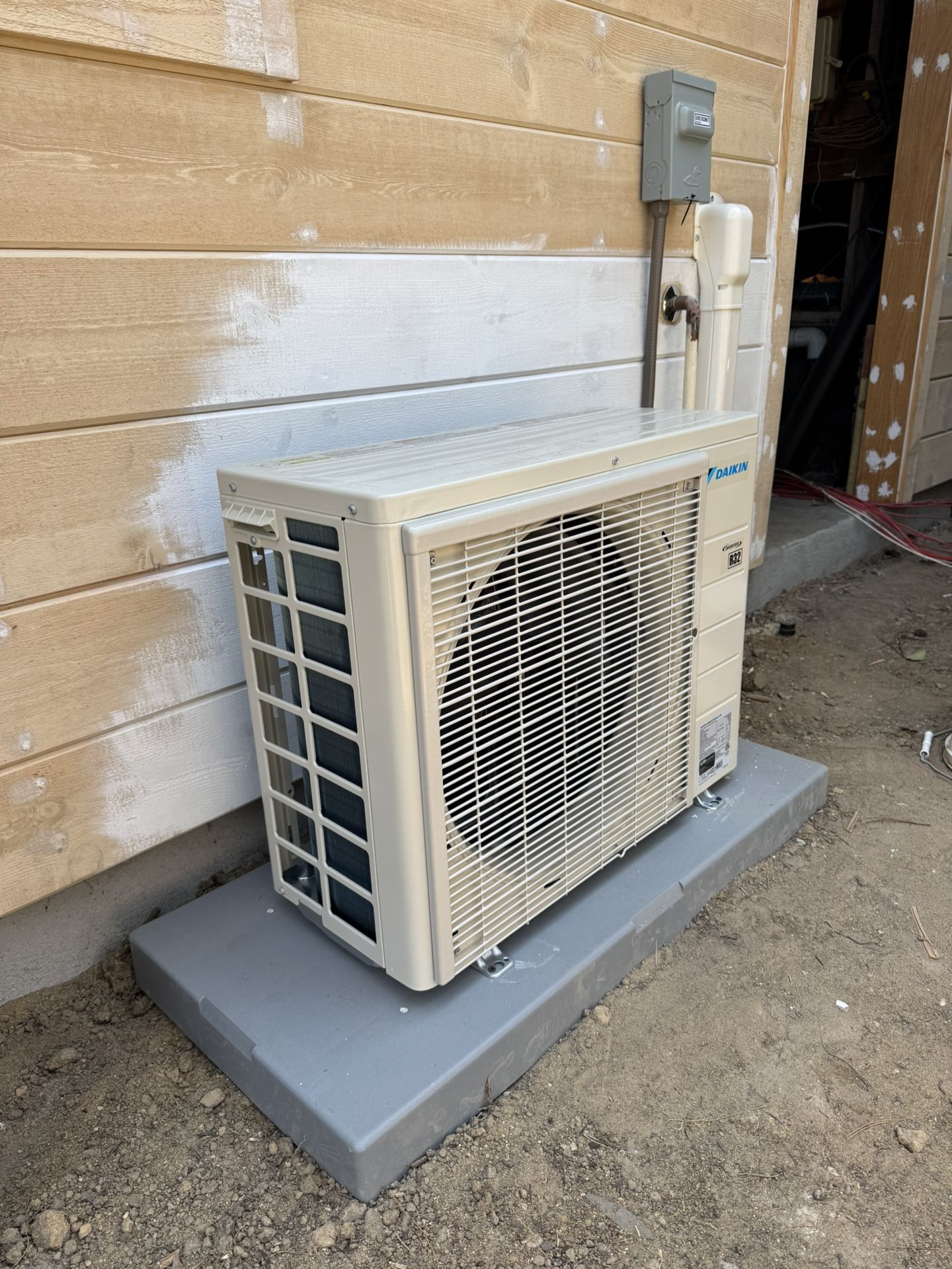 FREE INSTALLATION 1 Ton Daikin Mini‑Split AC