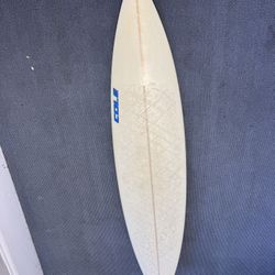 Surfboard - Mini gun, 7’6” Cole, glass-in fins