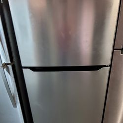 Like New 2020 Insignia 21cu Ft Apartment Size Top Freezer Top Freezer Refrigerator 