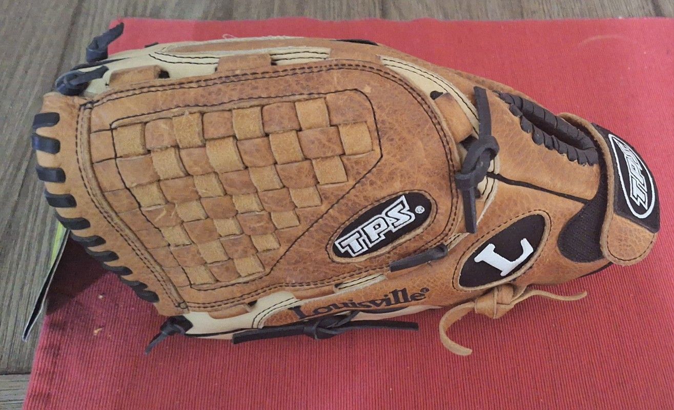 LOUISVILLE SLUGGER TPS FAST PITCH SERIES SOFTBALL GLOVE