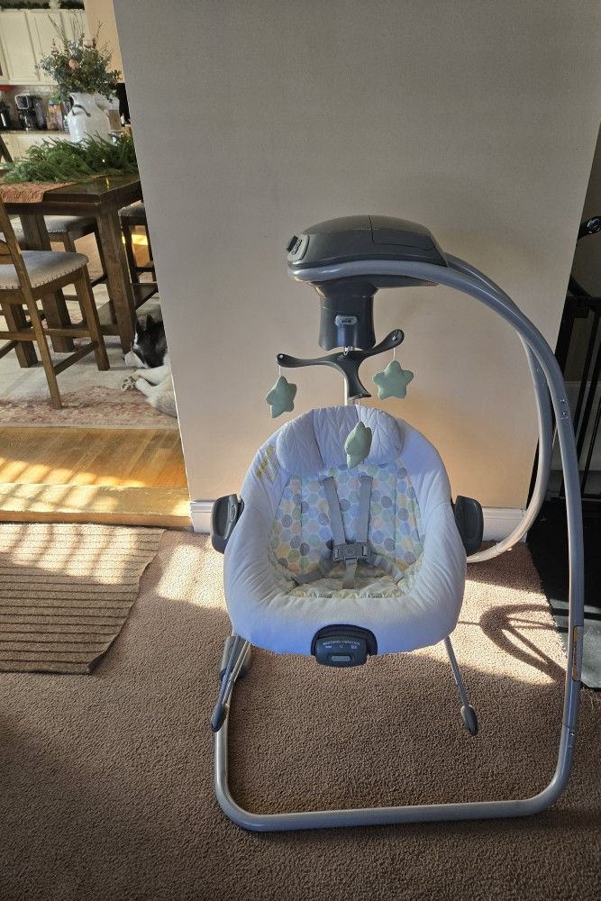 Graco baby swing with star-shaped mobile
