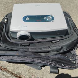 Canon Lv-7215u  LCD 2500  Lumen Projector  Excellent Low Hours