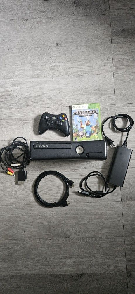 Xbox 360 Slim 4 GB With Minecraft