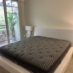 Beautyrest Mattress Black- Cal King- Excellent Condition 