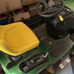 John deer L100 Lawn Mower tractor 2005 (Handyman special)