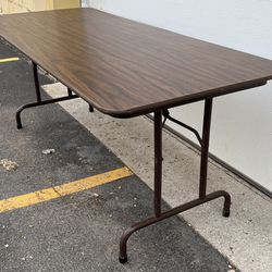 6’ Folding Table. 72” Folding Table. Needs WD40, stiff legs. Top has crack