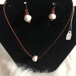 Leather Choker With Freshwater Pearls & Earrings 