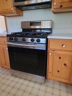 Samsung 5 burner oven range and GE microwave hood combo