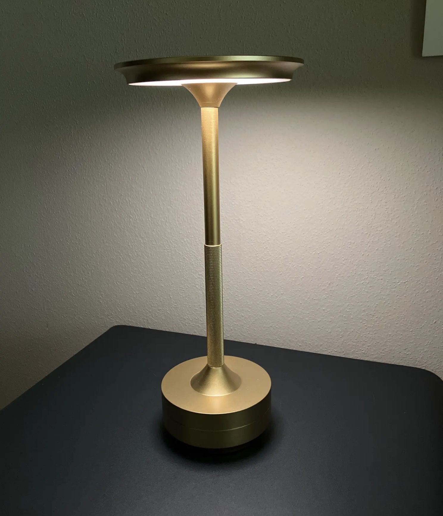 Simple Charging Desk Lamp